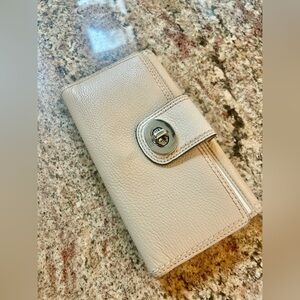 Coach Boutique leather wallet
Gently loved (see photos) 
Still beautiful
